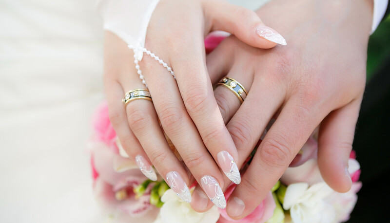 Các mẫu nail ngày cưới tập trung vào vẻ đẹp đơn giản mà tinh tế