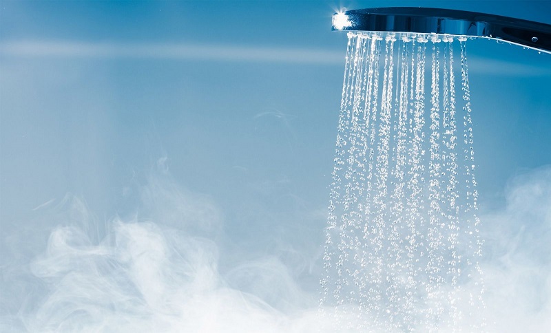 Nước nóng có thể làm xẹp mụn và giảm sưng trong thời gian ngắn