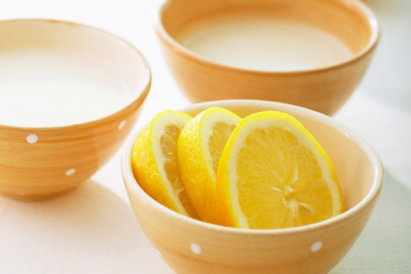 Cam tươi là nguồn vitamin C và axit citric tự nhiên hỗ trợ điều tiết bã nhờn