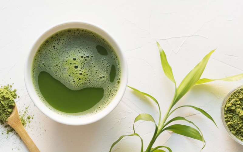 Nước trà xanh có khả năng điều trị mụn mủ