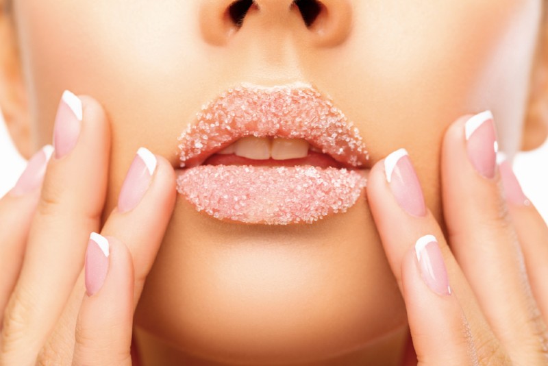 Kem đánh răng và đường đen đều có khả năng tẩy tế bào chết môi