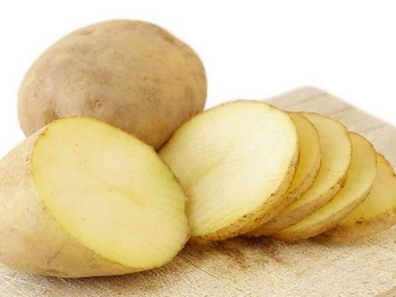 Khoai tây chứa nhiều vitamin và khoáng chất giúp khử thâm, làm mịn da
