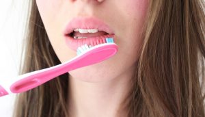 Nàng cần kiêng đánh răng bằng bàn chải trong ít nhất tuần đầu tiên sau phun để bảo vệ môi