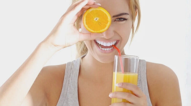 Nước cam cũng là thức uống nên bổ sung sau khi phun môi