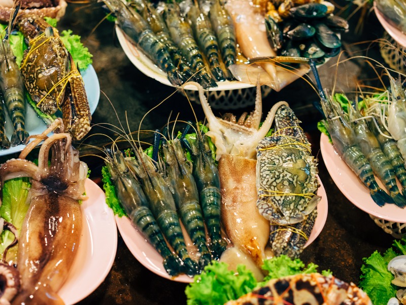 Các món hải sản tươi sống là thực phẩm cần kiêng sau khi tẩy nốt ruồi
