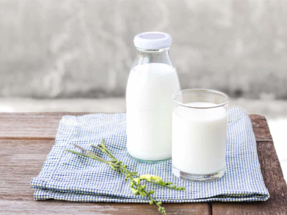 Sữa tươi cũng là cách giúp tẩy tế bào chết hiệu quả