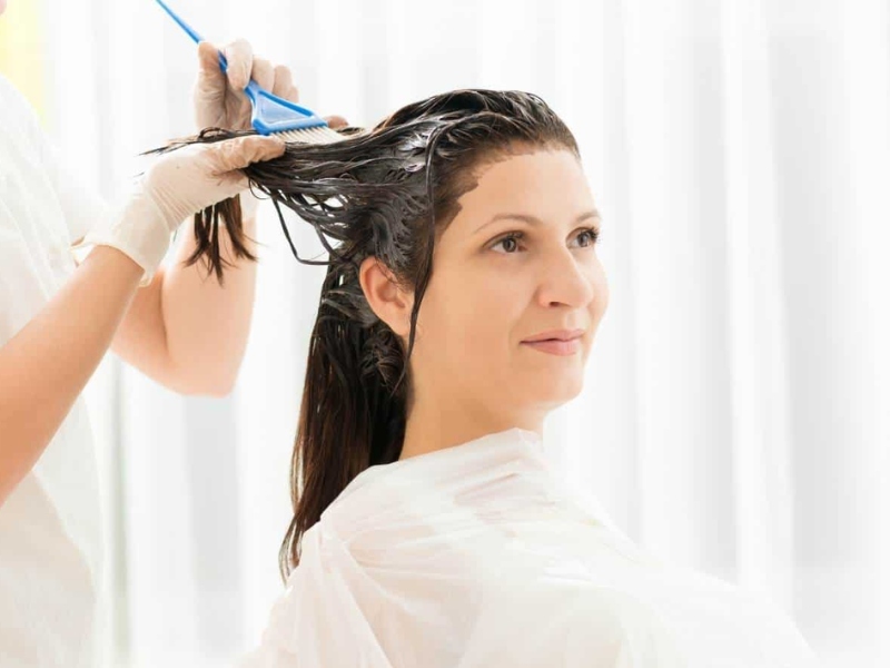 Tẩy tóc trước khi nhuộm giúp màu xám khói lên chuẩn màu