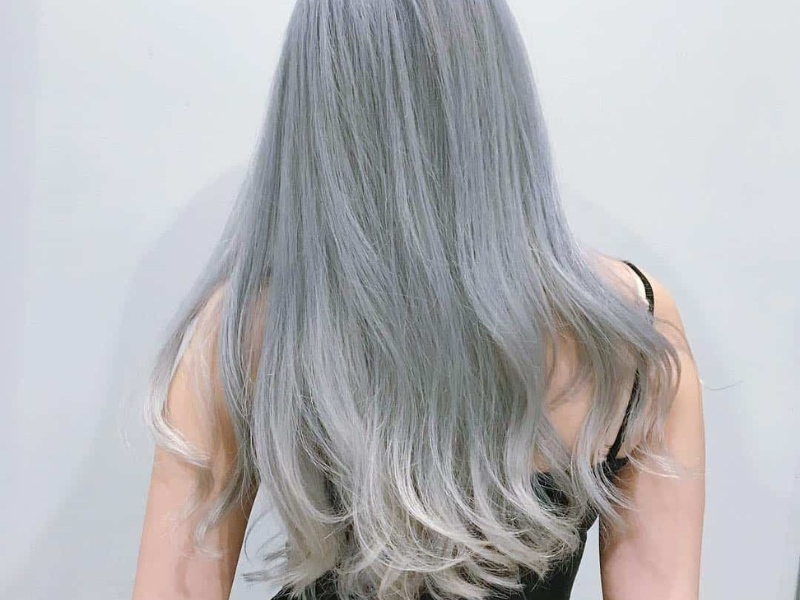 Màu tóc xám khói ánh xanh cực phóng khoáng và cuốn hút