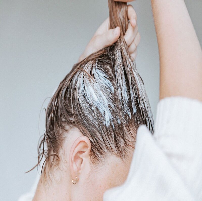 Tự nhuộm tóc màu xanh tím tại nhà với công thức đơn giản