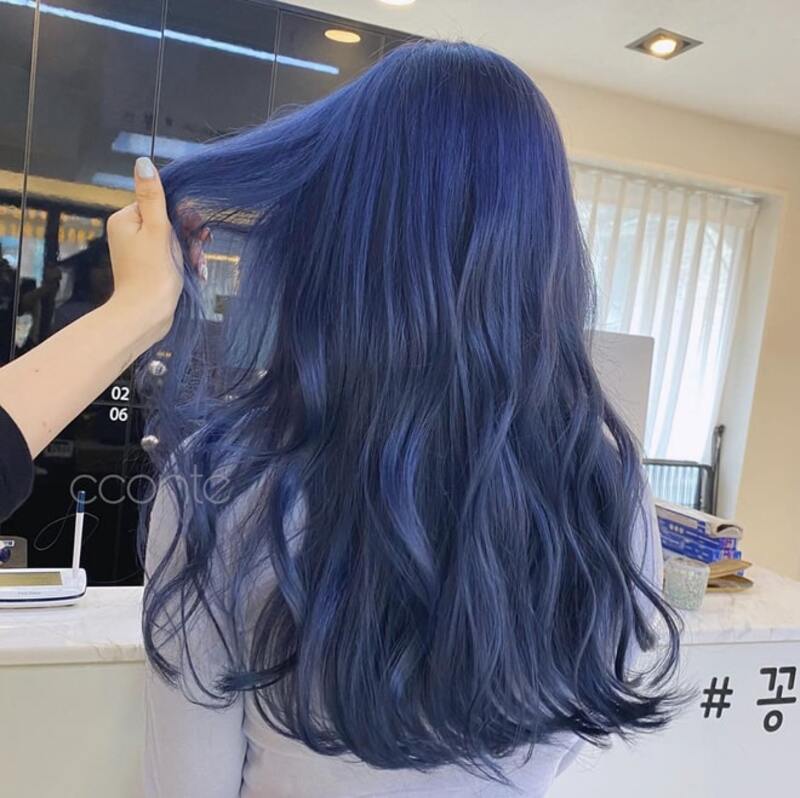 Tóc dài nhuộm xanh tím nguyên bản rất được lòng phái đẹp