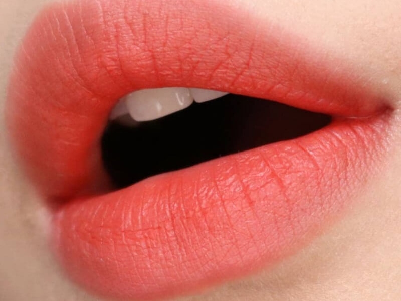 Sắc cam hồng là một gợi ý cho câu hỏi 35 tuổi nên phun môi màu gì