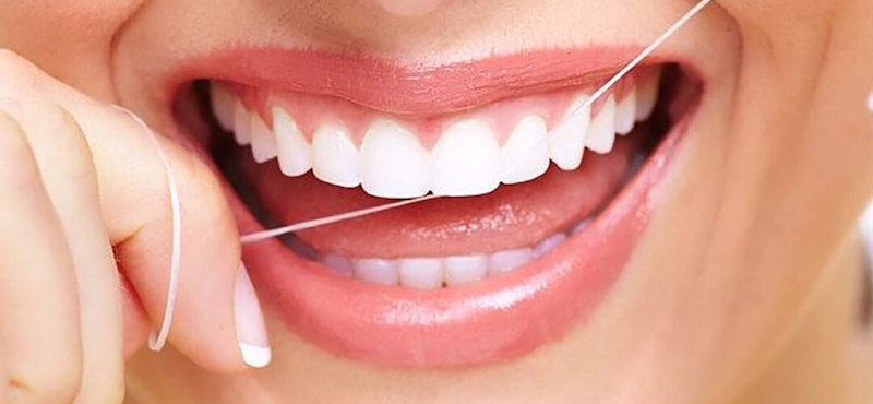 Sử dụng chỉ nha khoa sau khi phun môi, thay vì đánh răng