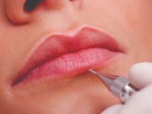 Phun môi là kỹ thuật sử dụng các đầu kim siêu nhỏ nhằm đưa mực xăm vào môi