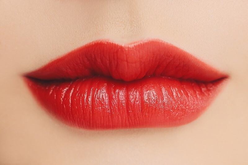Phun môi màu đỏ tươi giúp cải thiện khuyết điểm cho đôi môi