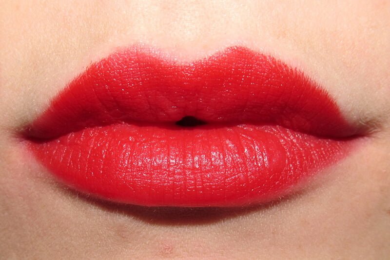 Phun môi màu đỏ tươi mang lại phong cách năng động, cá tính