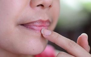 Có nhiều lý do dẫn đến xăm môi bị thâm