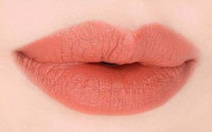 Phun môi màu hồng đào giúp cải thiện sắc tố màu hồng đào cho đôi môi