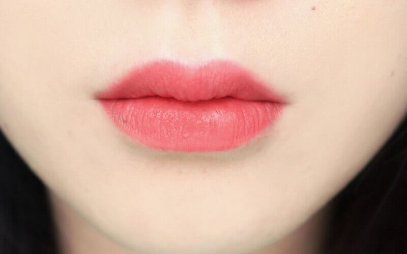 Màu đỏ hồng có thể giữ được trên môi từ 3-5 năm