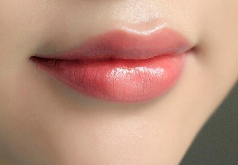 Phun môi hồng cam giúp che khuyết điểm đôi môi